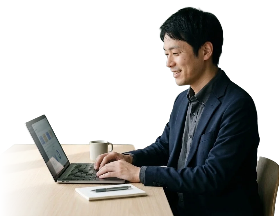 ノート PC で業務システムの画面を確認する IT コンサルタント